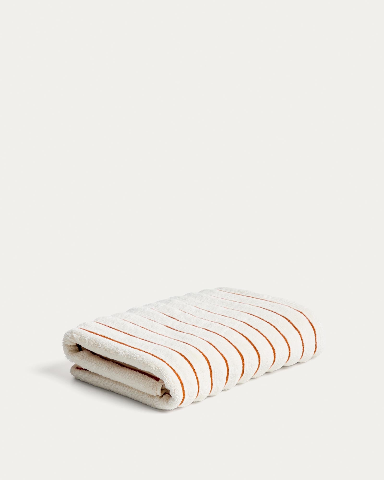 Handtuch Dorane aus 100 % Baumwolle mit orangefarbenen Streifen 70 x 140 cm in Orange präsentiert im Onlineshop von KAQTU Design AG. Handtuch ist von Kave Home
