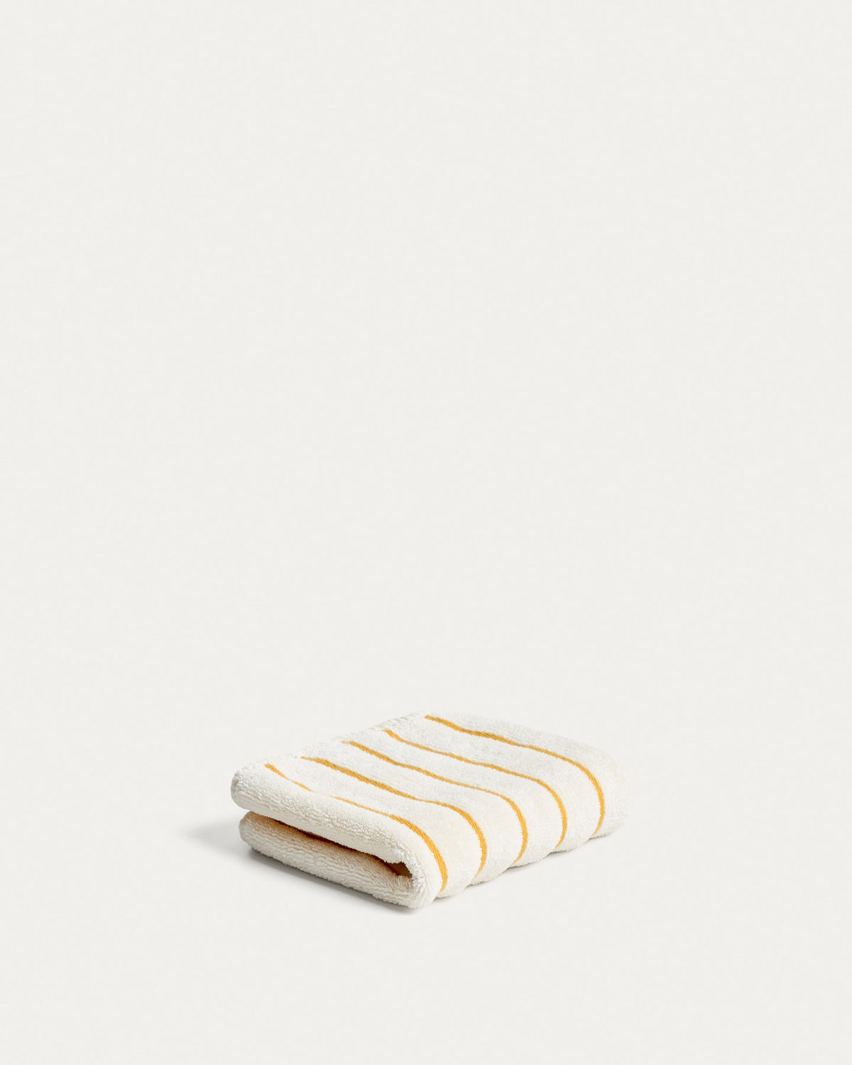 Handtuch Dorane aus 100 % Baumwolle mit gelben Streifen 30 x 50 cm in Gelb, Beige präsentiert im Onlineshop von KAQTU Design AG. Handtuch ist von Kave Home