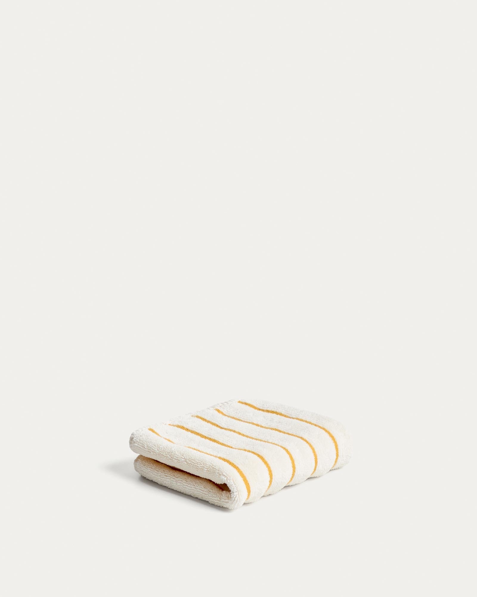 Handtuch Dorane aus 100 % Baumwolle mit gelben Streifen 30 x 50 cm in Gelb präsentiert im Onlineshop von KAQTU Design AG. Handtuch ist von Kave Home