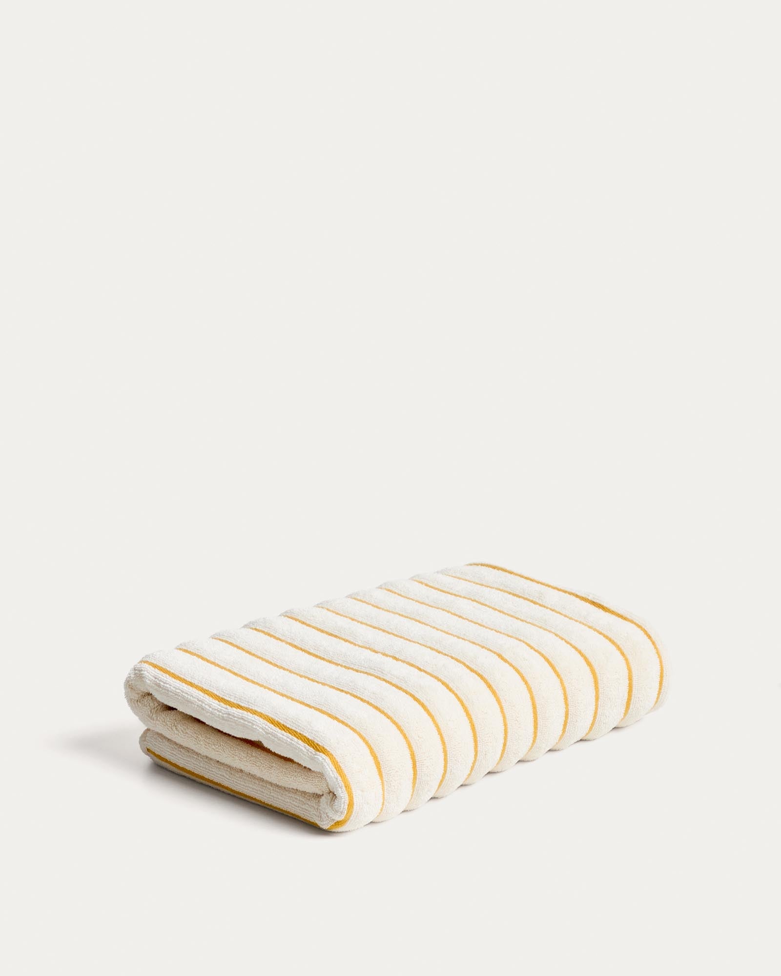 Handtuch Dorane aus 100 % Baumwolle mit gelben Streifen 70 x 140 cm in Gelb präsentiert im Onlineshop von KAQTU Design AG. Handtuch ist von Kave Home