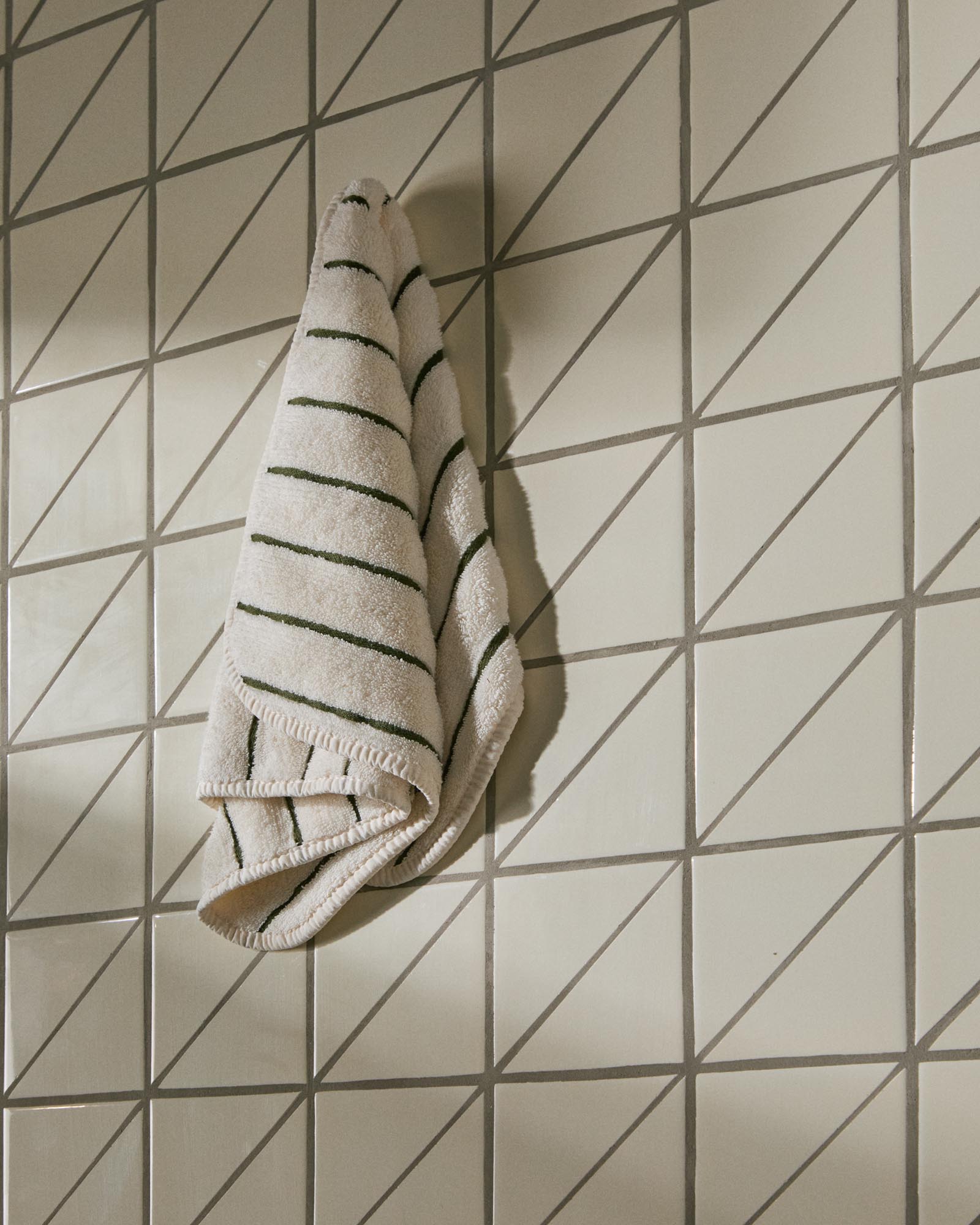 Hochwertiges Handtuch Dorane in frischen Grüntönen, aus 100 % Baumwolle, perfekt für moderne Badezimmer und tägliche Nutzung.