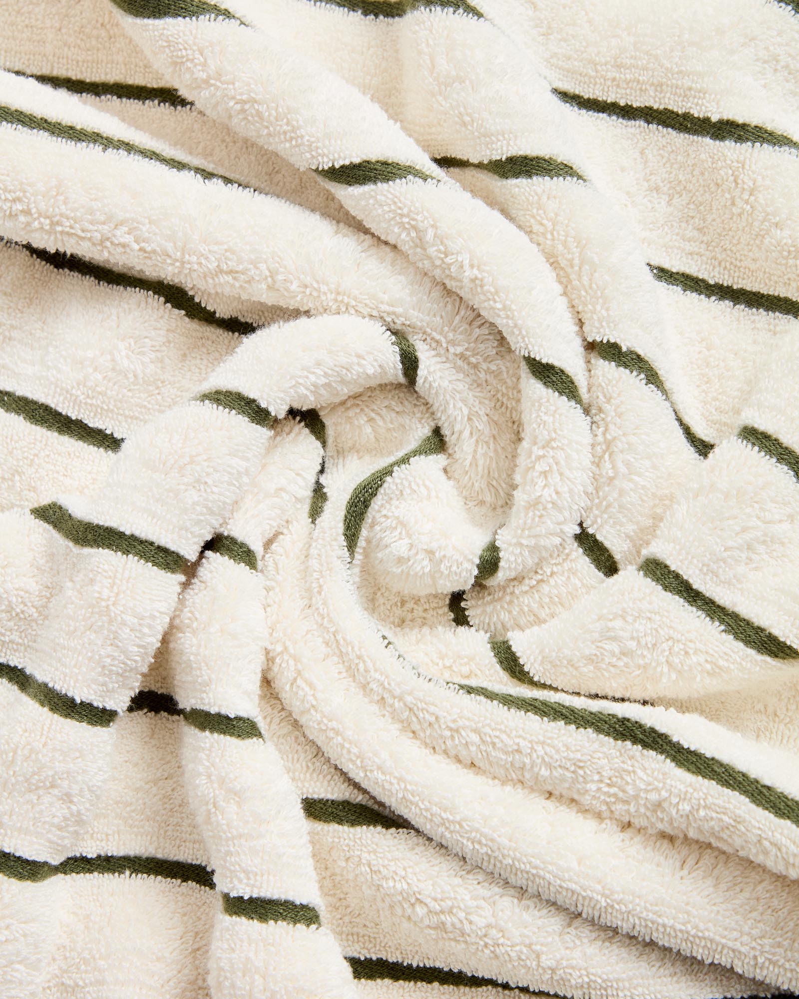 Elegantes Handtuch Dorane in sanften Grüntönen, gefertigt aus 100 % Baumwolle, ideal für stilvolle Badezimmergestaltung.