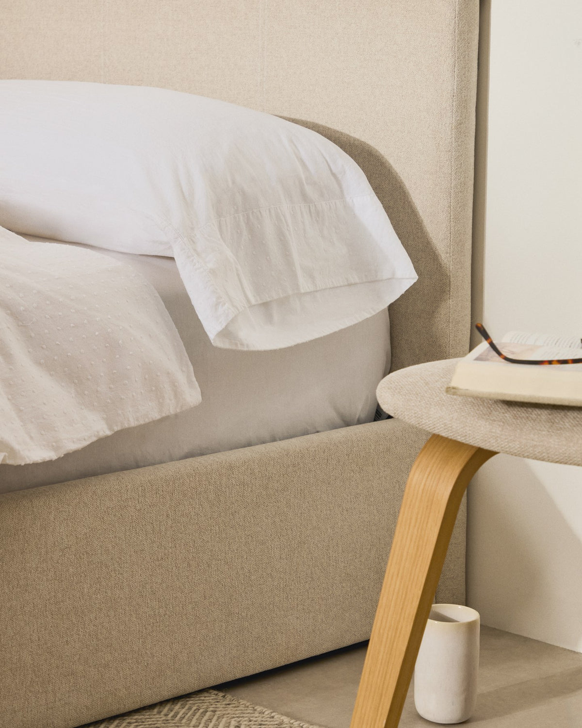 Weisses Spannbettlaken aus 100% Baumwollperkal mit 180 Fäden, gespannt auf einer Matratze für ein Bett von 160 cm.