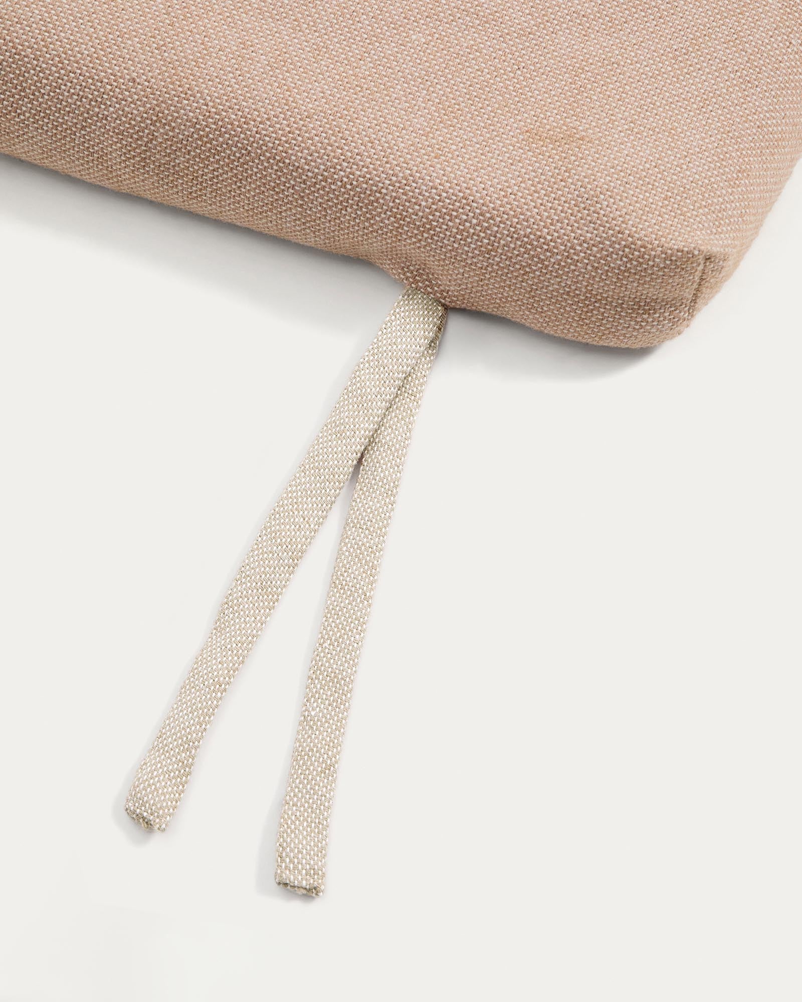 Beiges Sonnenliegekissen Maoni aus 100 % recyceltem PET, 50 x 175 cm, ideal für Gartenmöbel, vereint Komfort und elegantes Design für entspannte Stunden im Freien.