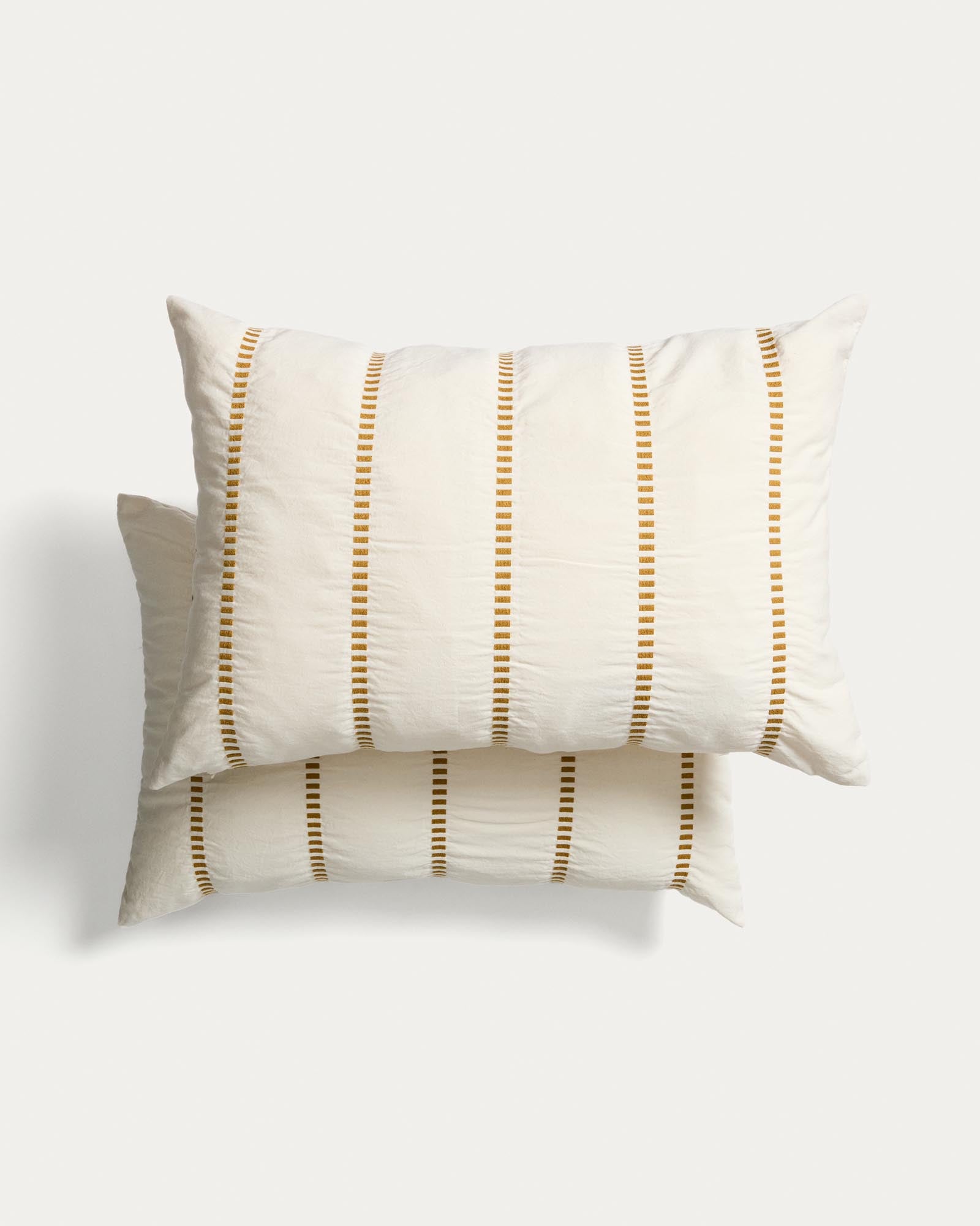 Set Lidala mit 2 Kissenbezügen aus 100 % Baumwolljacquard mit senfgelben Streifen, 40 x 60 cm in Senfgelb präsentiert im Onlineshop von KAQTU Design AG. Deko Kissenbezug ist von Kave Home