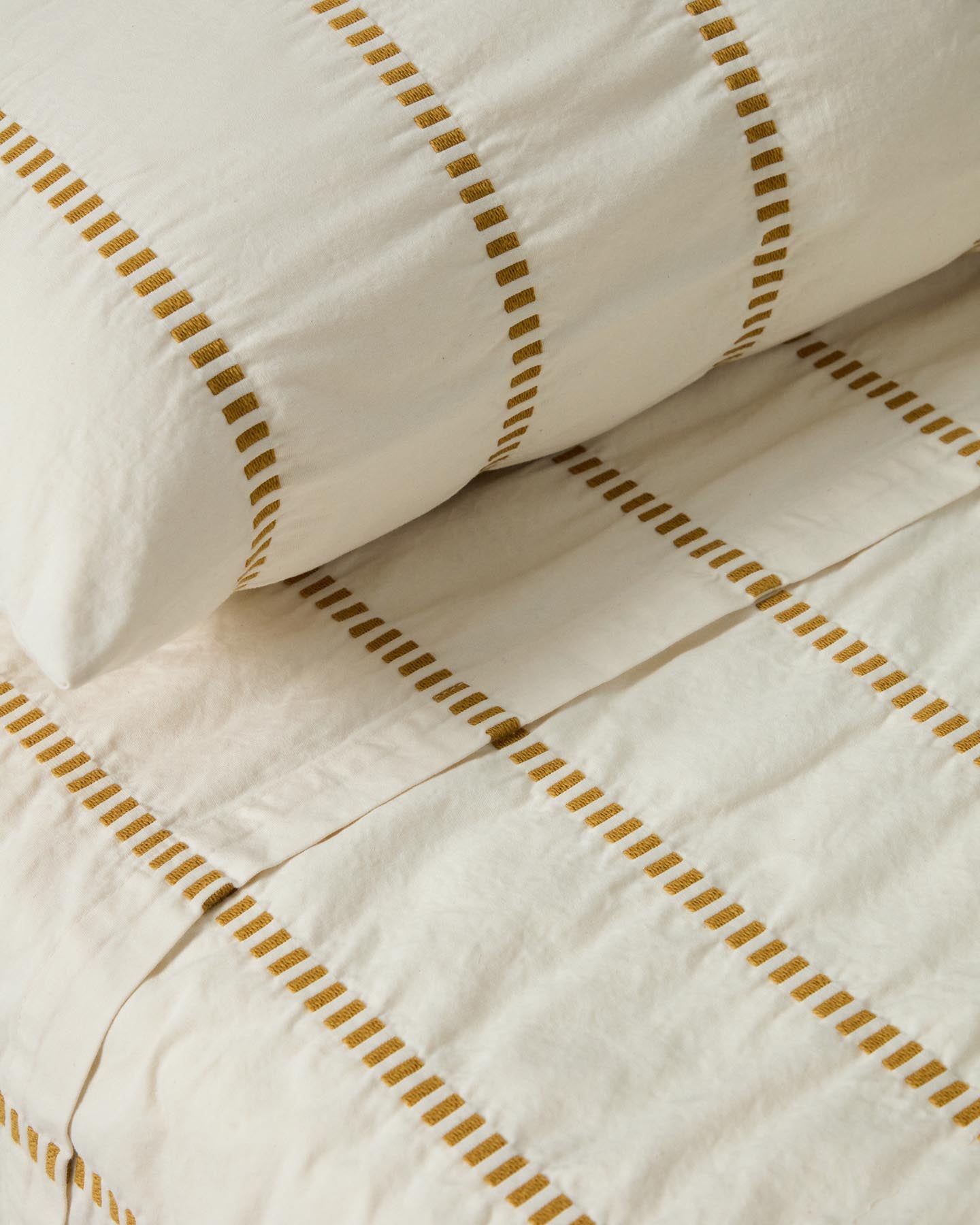 Set Lidala mit 2 Kissenbezügen aus 100 % Baumwolljacquard mit senfgelben Streifen, 50 x 50 cm in Senfgelb präsentiert im Onlineshop von KAQTU Design AG. Deko Kissenbezug ist von Kave Home
