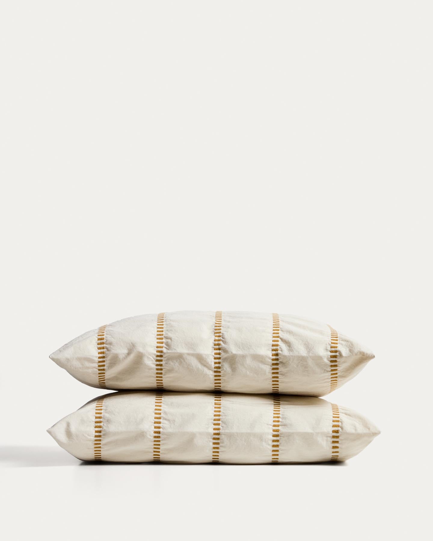 Set Lidala mit 2 Kissenbezügen aus 100 % Baumwolljacquard mit senfgelben Streifen, 50 x 50 cm in Senfgelb präsentiert im Onlineshop von KAQTU Design AG. Deko Kissenbezug ist von Kave Home