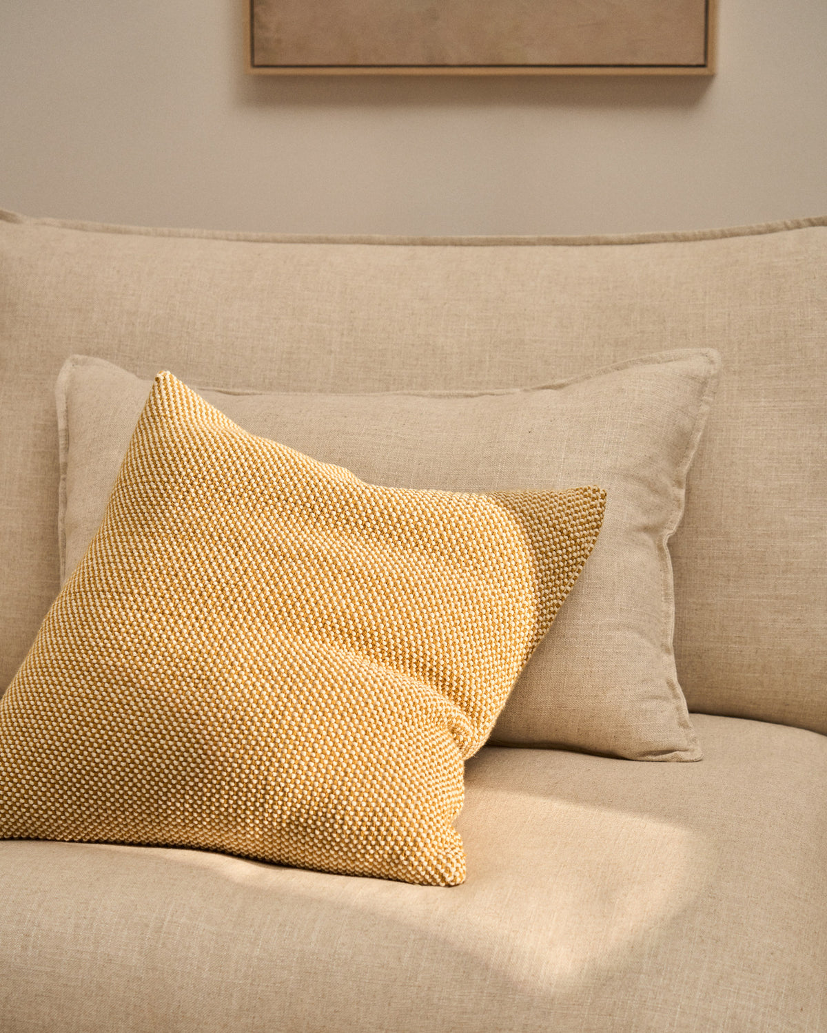 Kissenbezug Narida aus 100 % Baumwolljacquard in Senfgelb, 50 x 50 cm in Senfgelb präsentiert im Onlineshop von KAQTU Design AG. Deko Kissenbezug ist von Kave Home