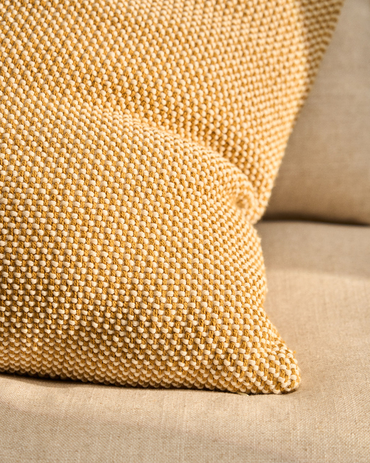 Kissenbezug Narida aus 100 % Baumwolljacquard in Senfgelb, 50 x 50 cm in Senfgelb präsentiert im Onlineshop von KAQTU Design AG. Deko Kissenbezug ist von Kave Home