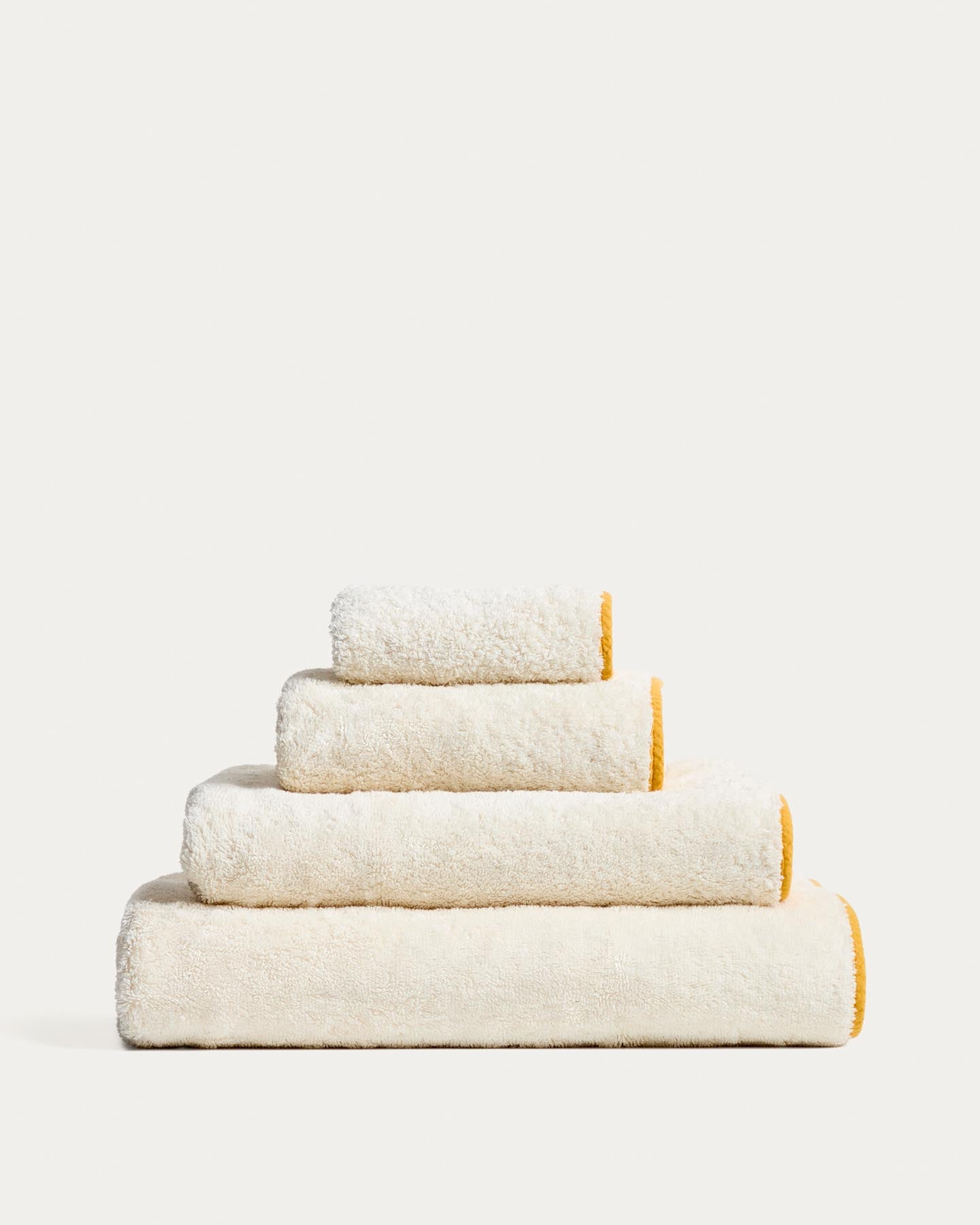 Handtuch Sedora aus 100 % Baumwolle mit gelbem Kontrastdetail 50 x 90 cm in Gelb präsentiert im Onlineshop von KAQTU Design AG. Handtuch ist von Kave Home