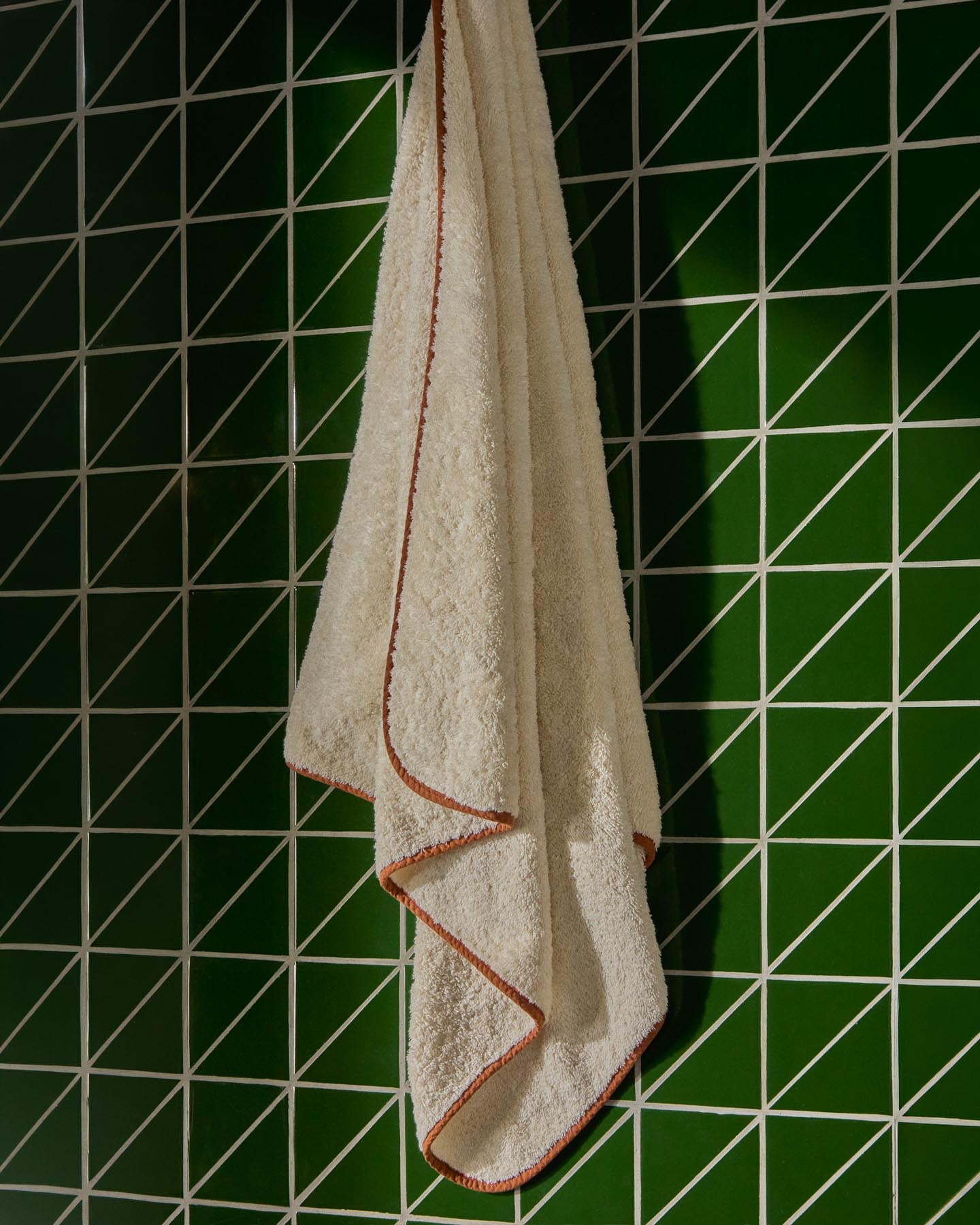 Handtuch Sedora aus 100 % Baumwolle mit orangefarbenem Kontrastdetail 70 x 140 cm in Orange präsentiert im Onlineshop von KAQTU Design AG. Handtuch ist von Kave Home