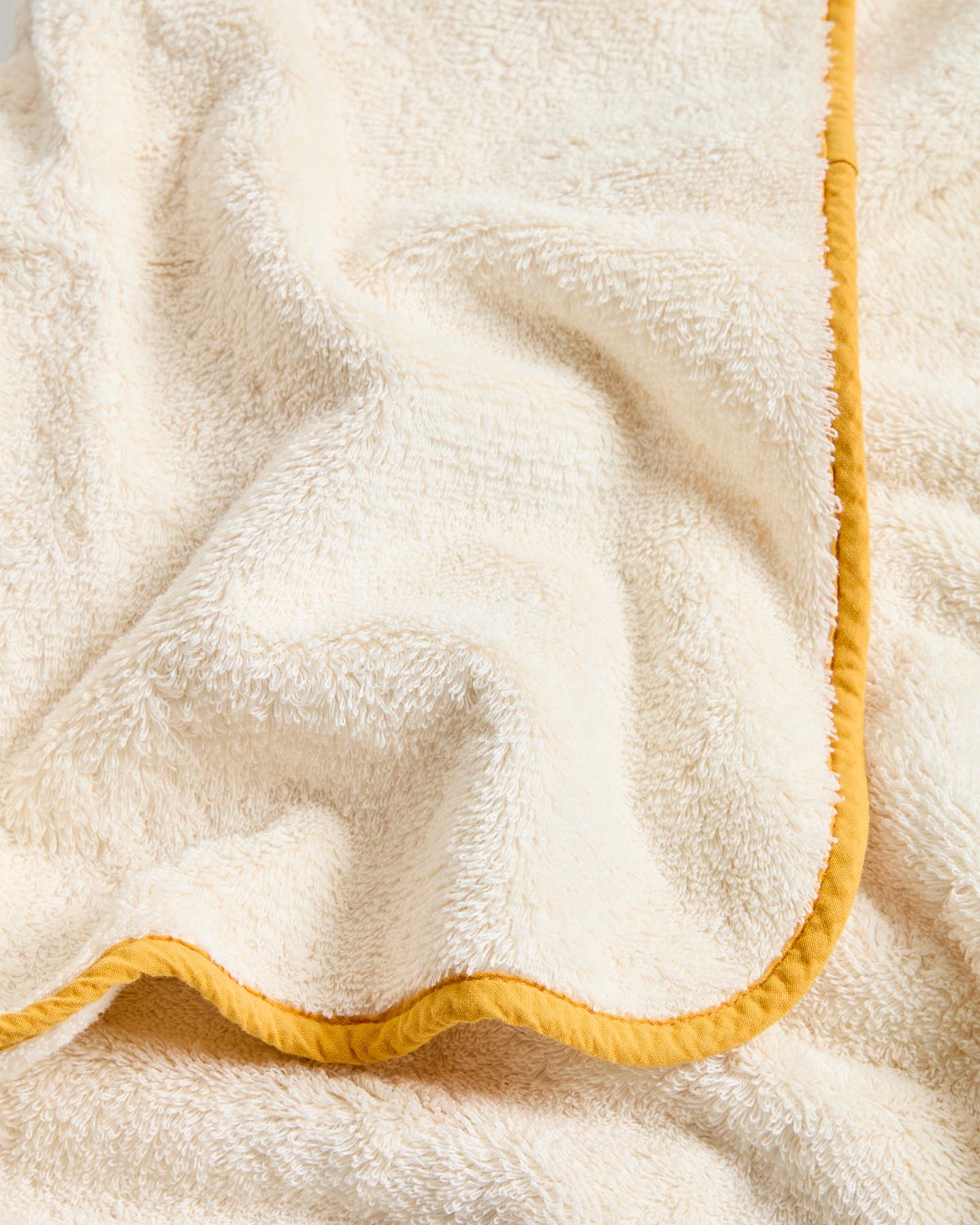 Handtuch Sedora aus 100 % Baumwolle mit gelbem Kontrastdetail 100 x 150 cm in Gelb präsentiert im Onlineshop von KAQTU Design AG. Handtuch ist von Kave Home