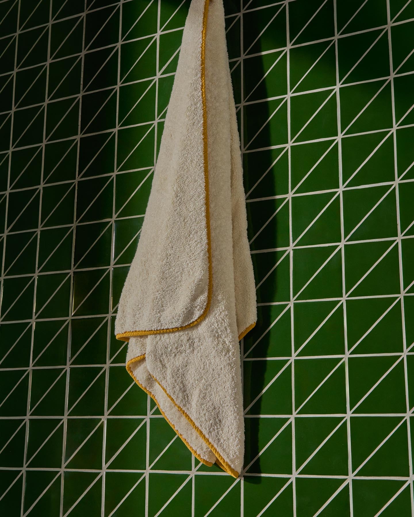 Handtuch Sedora aus 100 % Baumwolle mit gelbem Kontrastdetail 100 x 150 cm in Gelb präsentiert im Onlineshop von KAQTU Design AG. Handtuch ist von Kave Home