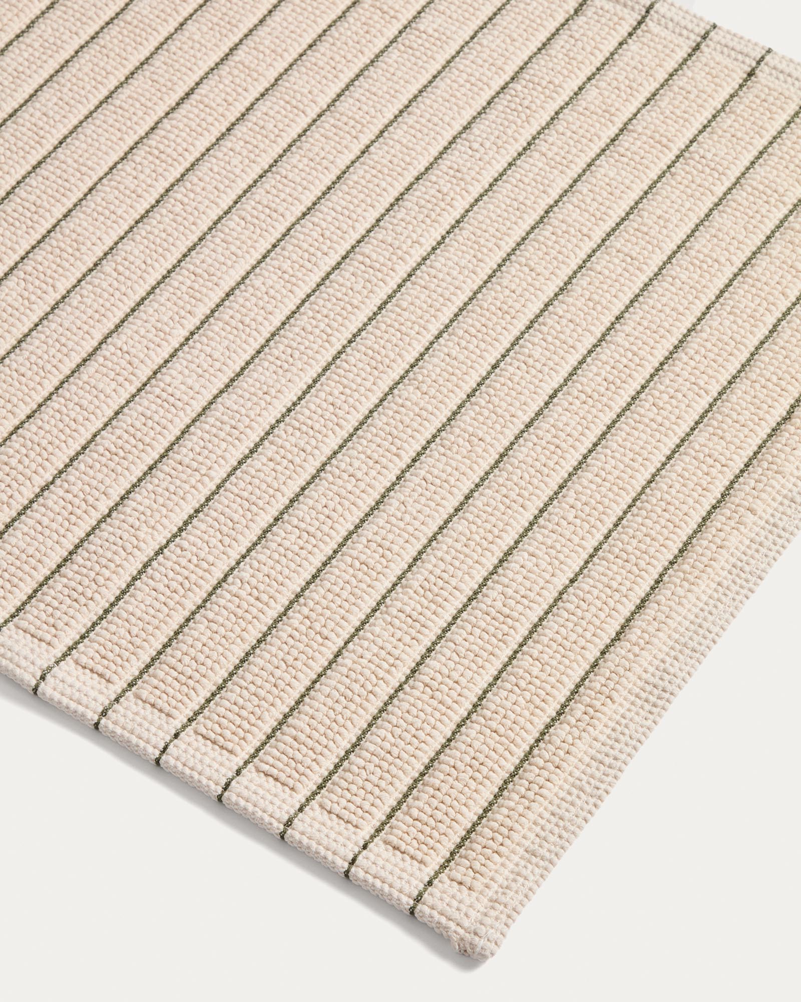 Stilvolle Badezimmermatte Merade in Ecru mit eleganten grünen Streifen, aus hochwertiger Baumwolle, 50 x 80 cm, ideal für jedes Bad.