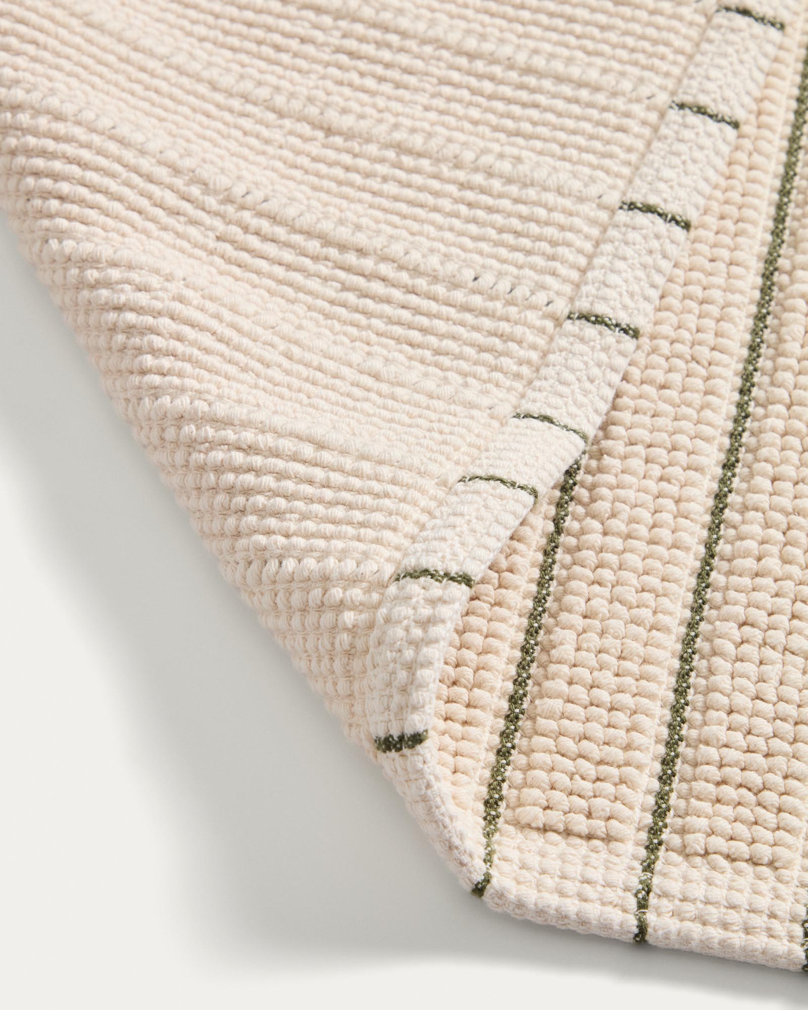 Badezimmermatte Merade in eleganten Ecru-Farben mit frischen grünen Streifen, aus hochwertiger Baumwolle, 50 x 80 cm, ideal für ein modernes Badezimmer.