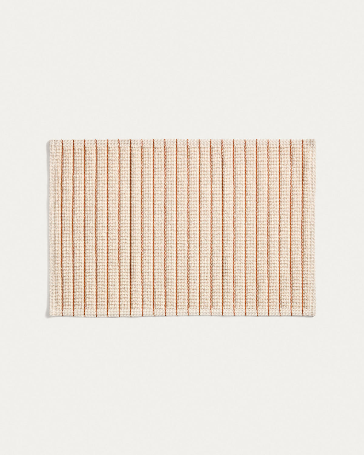 Badezimmermatte Merade aus Baumwolle mit orangefarbenen Streifen 50 x 80 cm in Ecru, Orange präsentiert im Onlineshop von KAQTU Design AG. Badematte ist von Kave Home