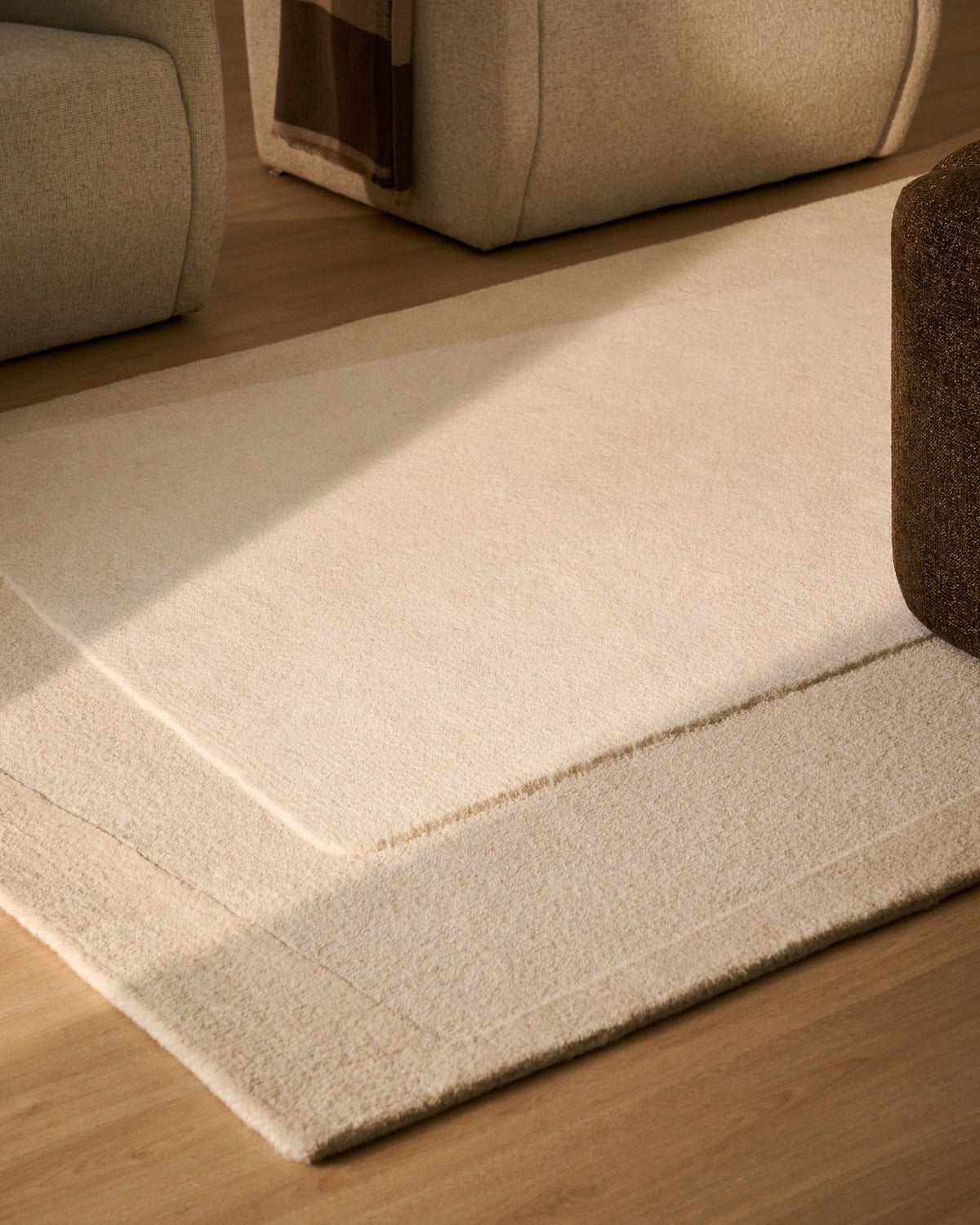 Wollteppich Dennie von Kave Home in Beige mit grafischem Muster, handgewebt aus 100 % Wolle, Grösse 160 x 230 cm.