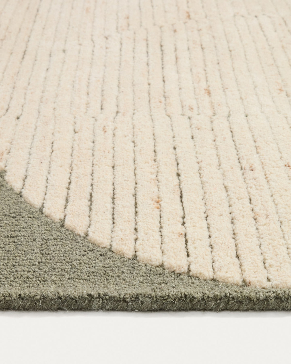 Wollteppich Bralen aus 100% Wolle mit grün-beigem Jacquardmuster, handgewebt, Grösse 200 x 300 cm, flach liegend fotografiert.