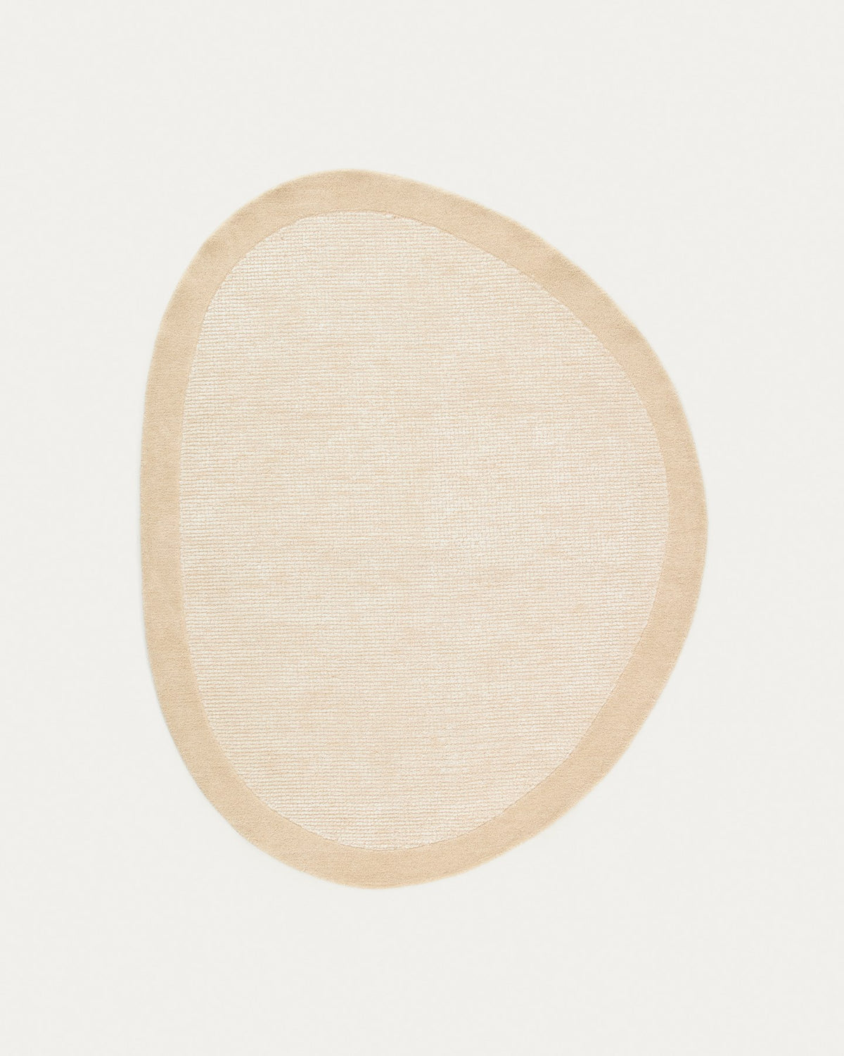 Beige Teppich Ivena von Kave Home mit Wollrahmen und Viskose-Innenseite, handgewebt mit sichtbaren Naturfaser-Unregelmässigkeiten.
