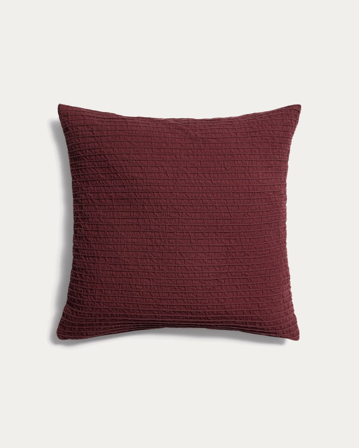 Quadratischer Kissenbezug aus 100 % Baumwolle in Granatrot mit plissierter, gefalteter Struktur, Grösse 50 x 50 cm.