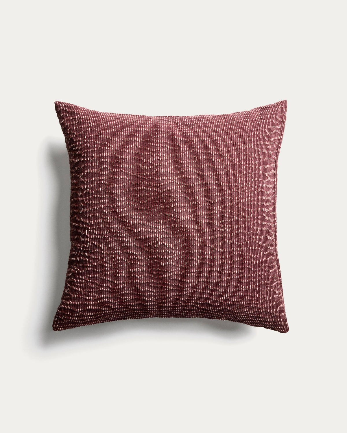 Quadratischer Kissenbezug Alnori aus 100% Baumwolle in Granatrot mit reliefartigem Jacquard-Muster, Grösse 50 x 50 cm.