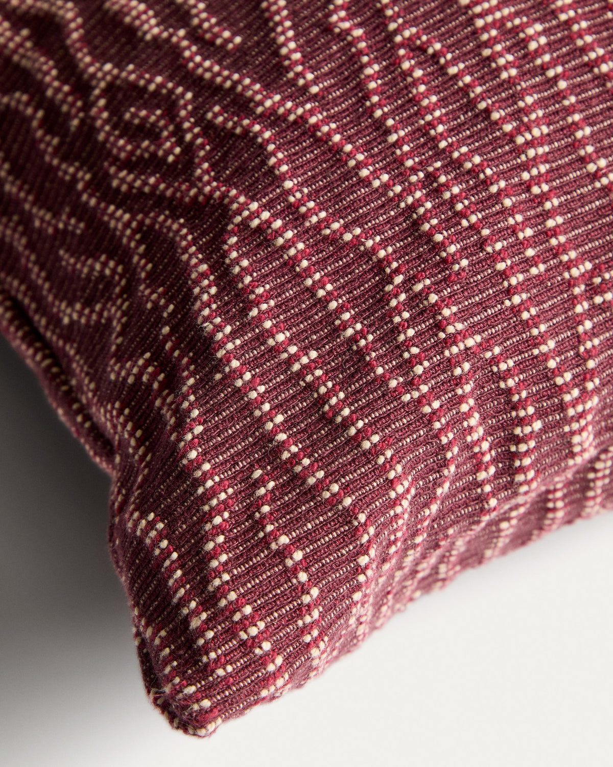 Quadratischer Kissenbezug Alnori aus 100% Baumwolle in Granatrot mit reliefartigem Jacquard-Muster, Grösse 50 x 50 cm.