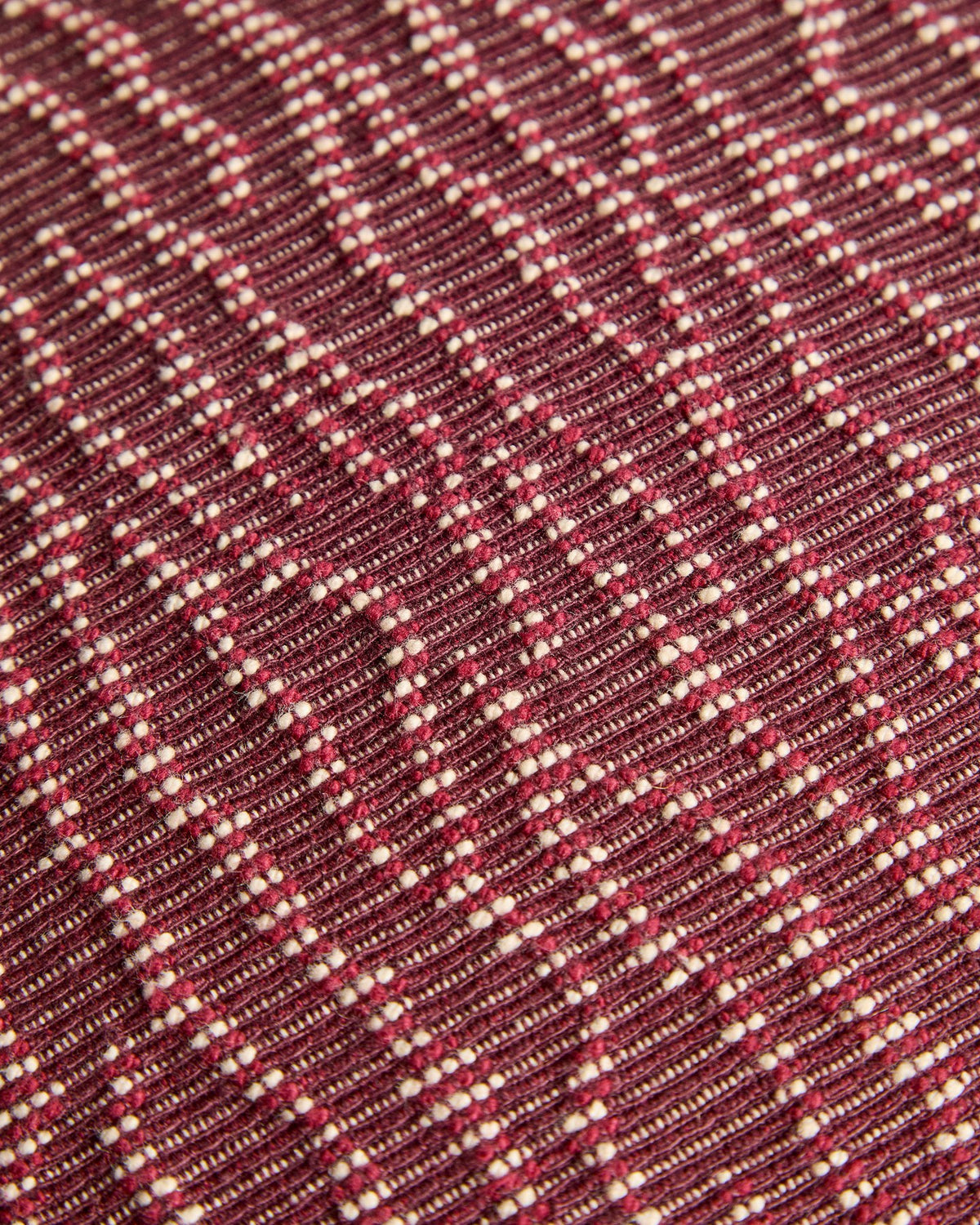 Quadratischer Kissenbezug Alnori aus 100% Baumwolle in Granatrot mit reliefartigem Jacquard-Muster, Grösse 50 x 50 cm.