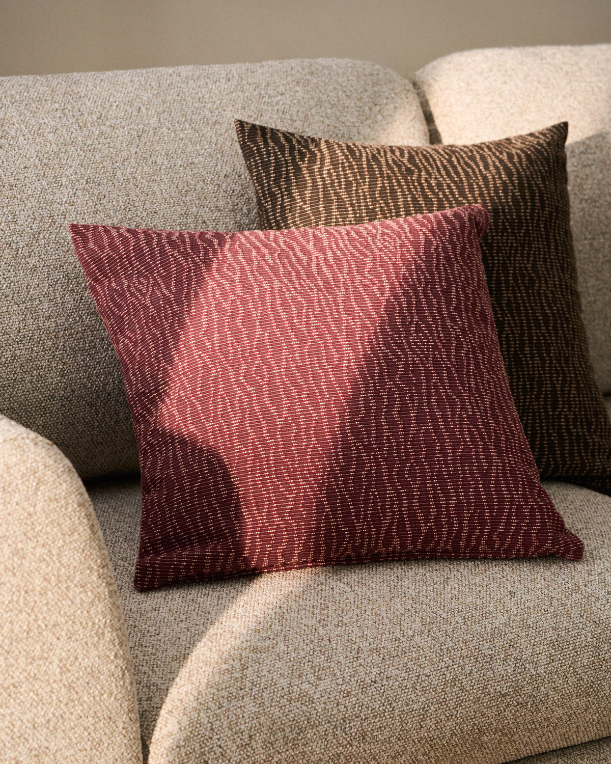 Quadratischer Kissenbezug Alnori aus 100% Baumwolle in Granatrot mit reliefartigem Jacquard-Muster, Grösse 50 x 50 cm.