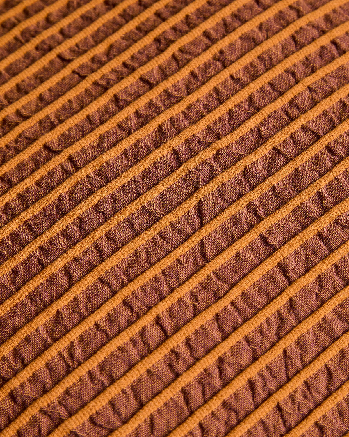 Orangefarbener Kissenbezug Tarilo aus 100 % Baumwolle mit plissierter, gefalteter Struktur, quadratische Form, Grösse 50 x 50 cm.