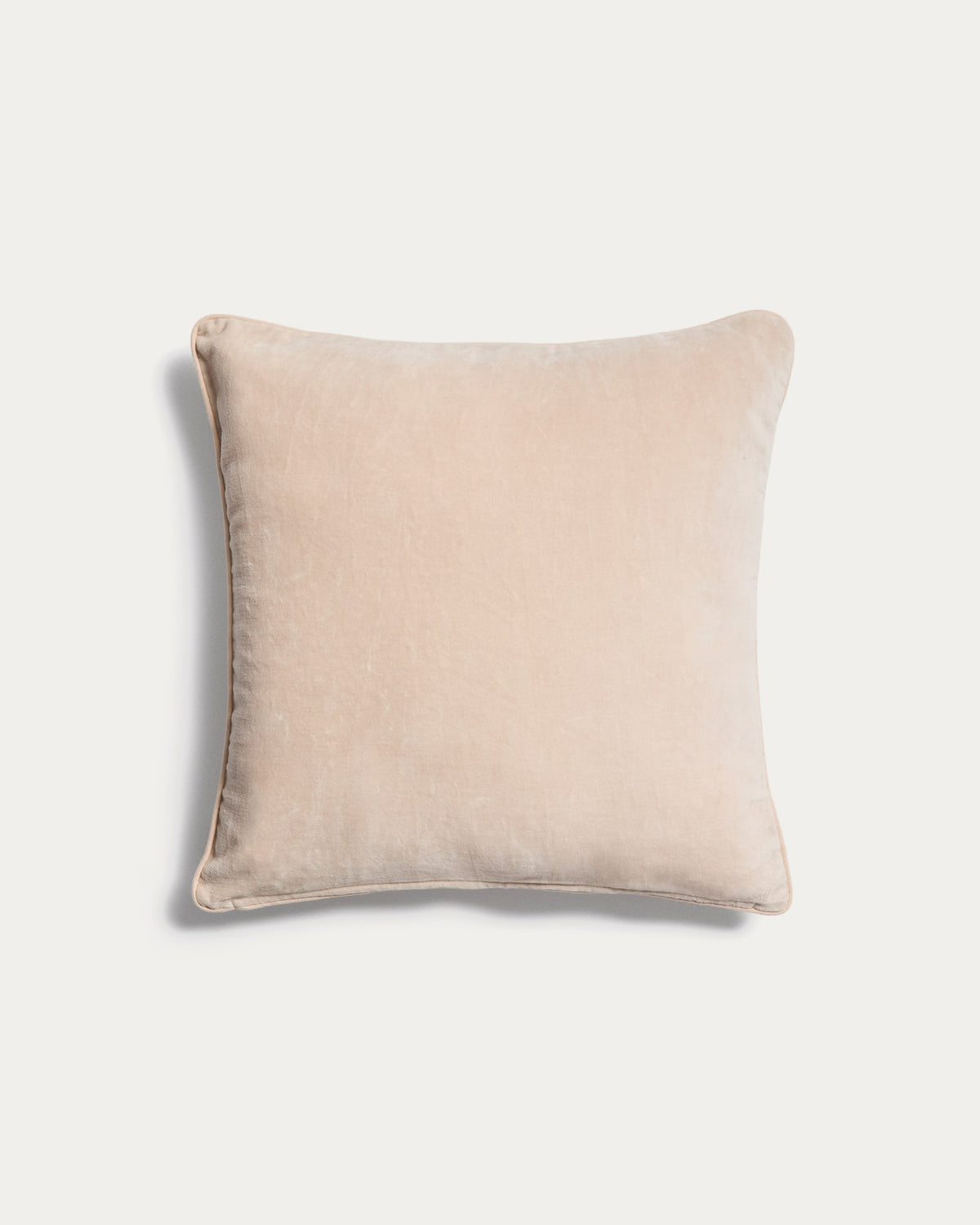 Zweifarbiger Kissenbezug Ovelin aus Samt in Beige und Ecru, 45 x 45 cm, mit Kontrastpaspel, aus 100% Baumwolle gefertigt.