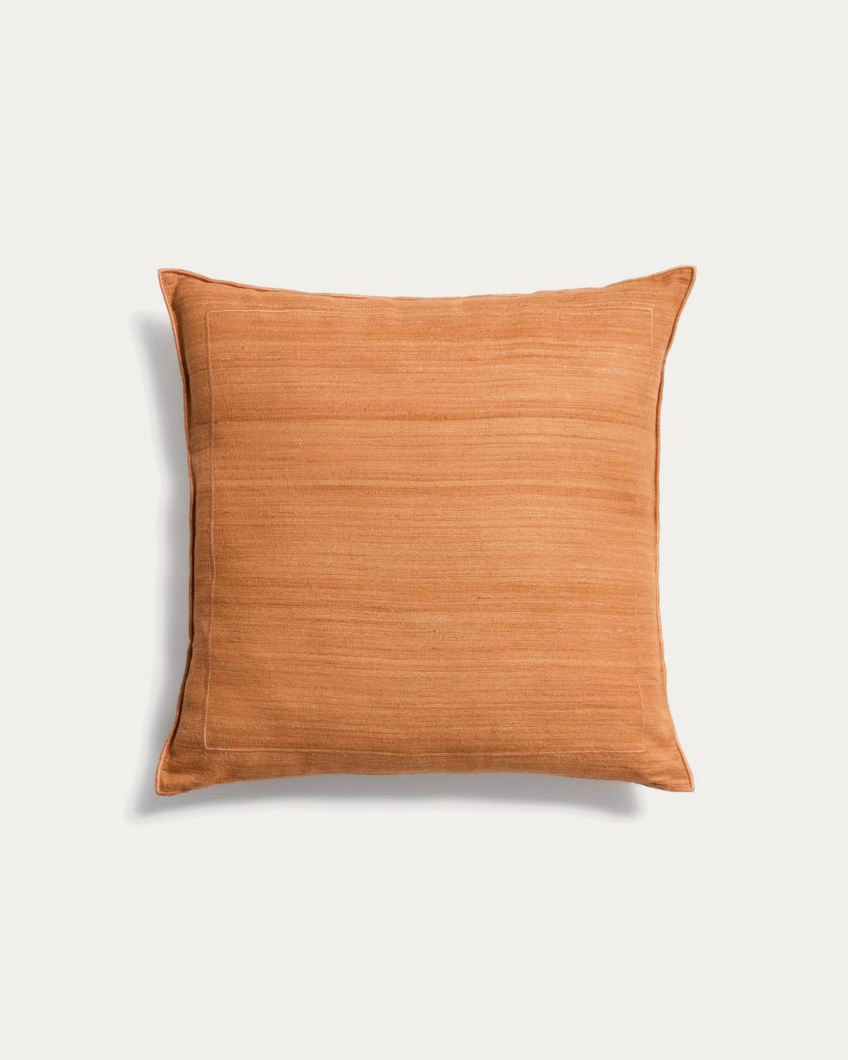 Quadratischer Kissenbezug aus Wildseide in Orange mit Stickerei und farblich passender Paspel, Grösse 45 x 45 cm.