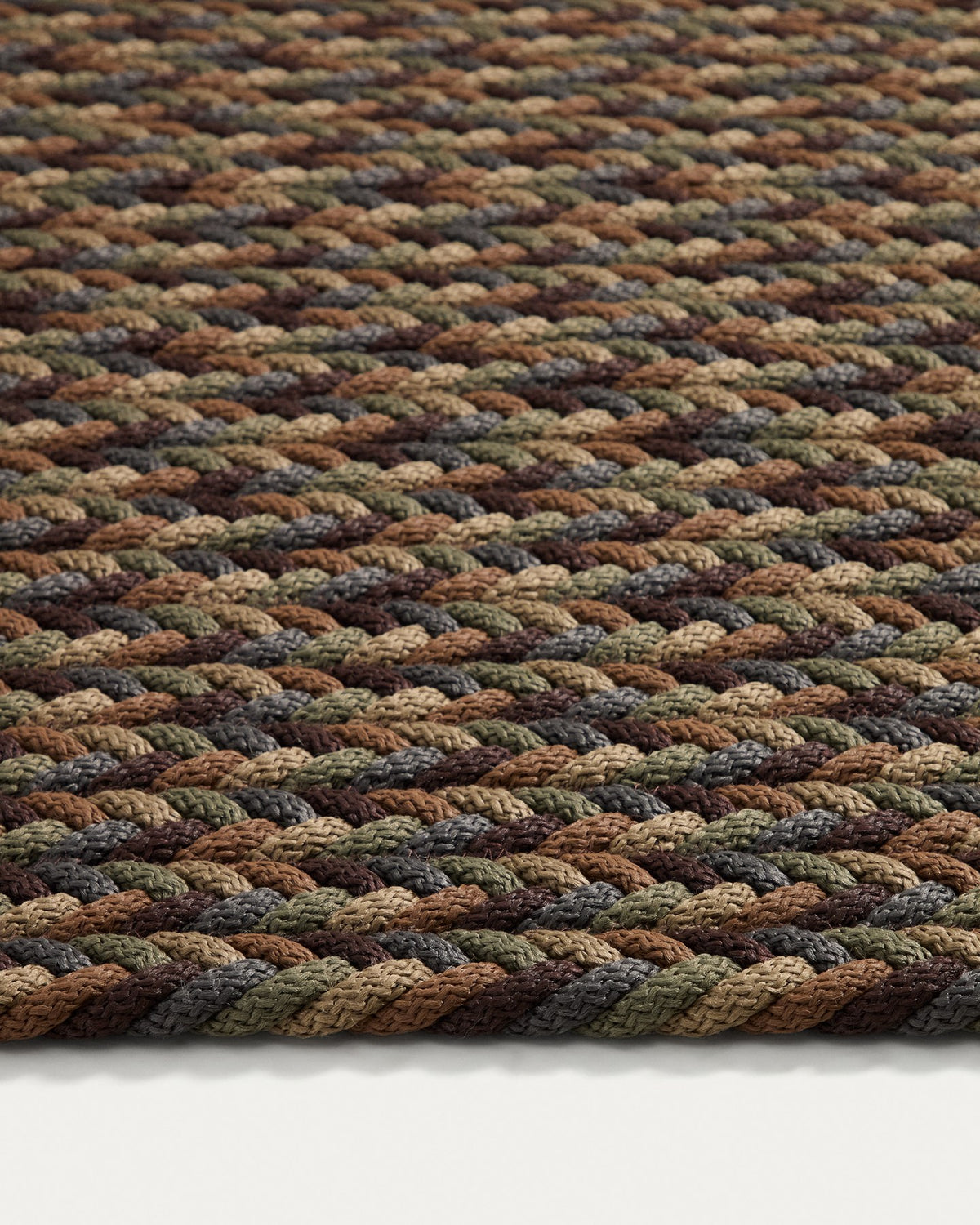 Handgeflochtener Teppich Despas aus Polypropylen und Polyester in mehrfarbigem Design, rechteckige Form, Grösse 200 x 300 cm.