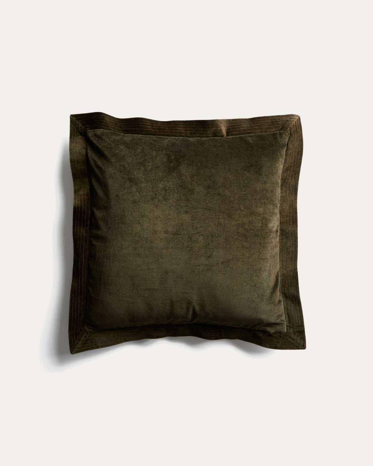Quadratischer Kissenbezug Ladira aus Samt in Grün mit umlaufendem Rand und kontrastierender Stickerei, 45 x 45 cm, von Kave Home.