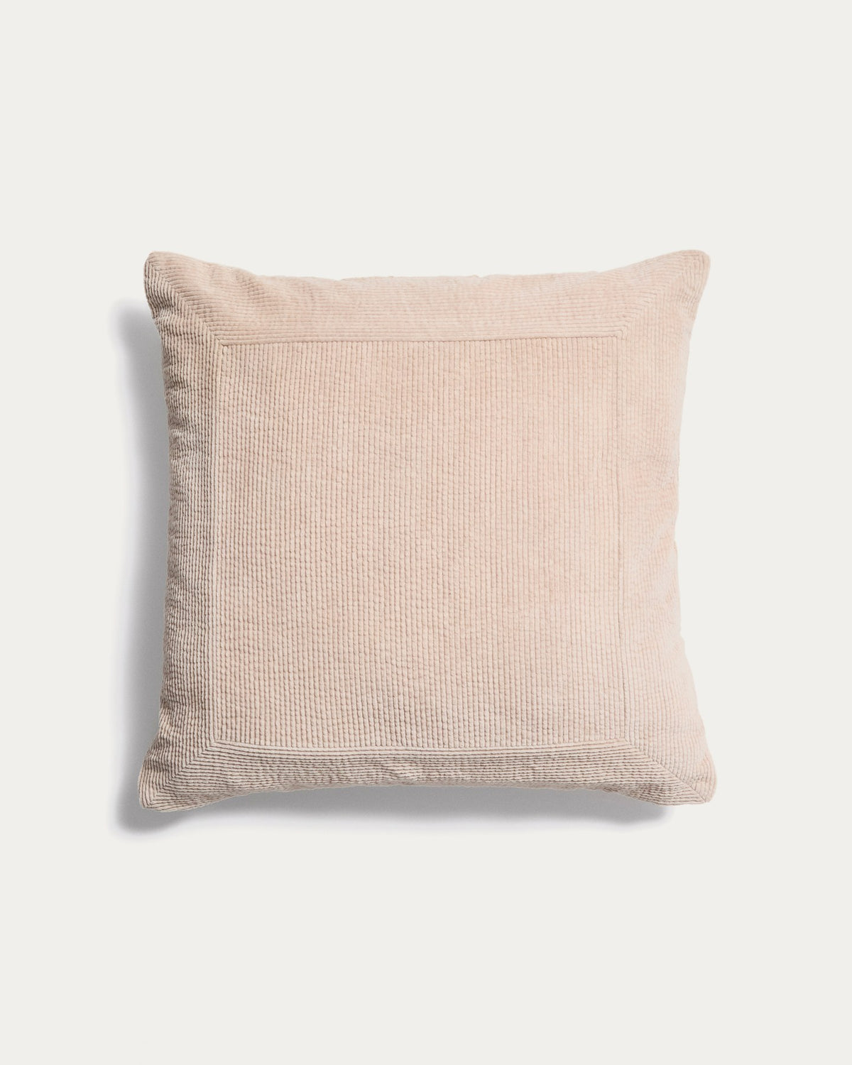 Beiger Kissenbezug Seliria aus Cord-Baumwollstoff, quadratische Form, Grösse 50 x 50 cm, mit sichtbarer Rippenstruktur.