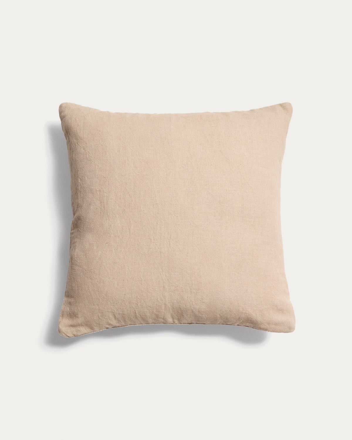 Beiger Kissenbezug Seliria aus Cord-Baumwollstoff, quadratische Form, Grösse 50 x 50 cm, mit sichtbarer Rippenstruktur.