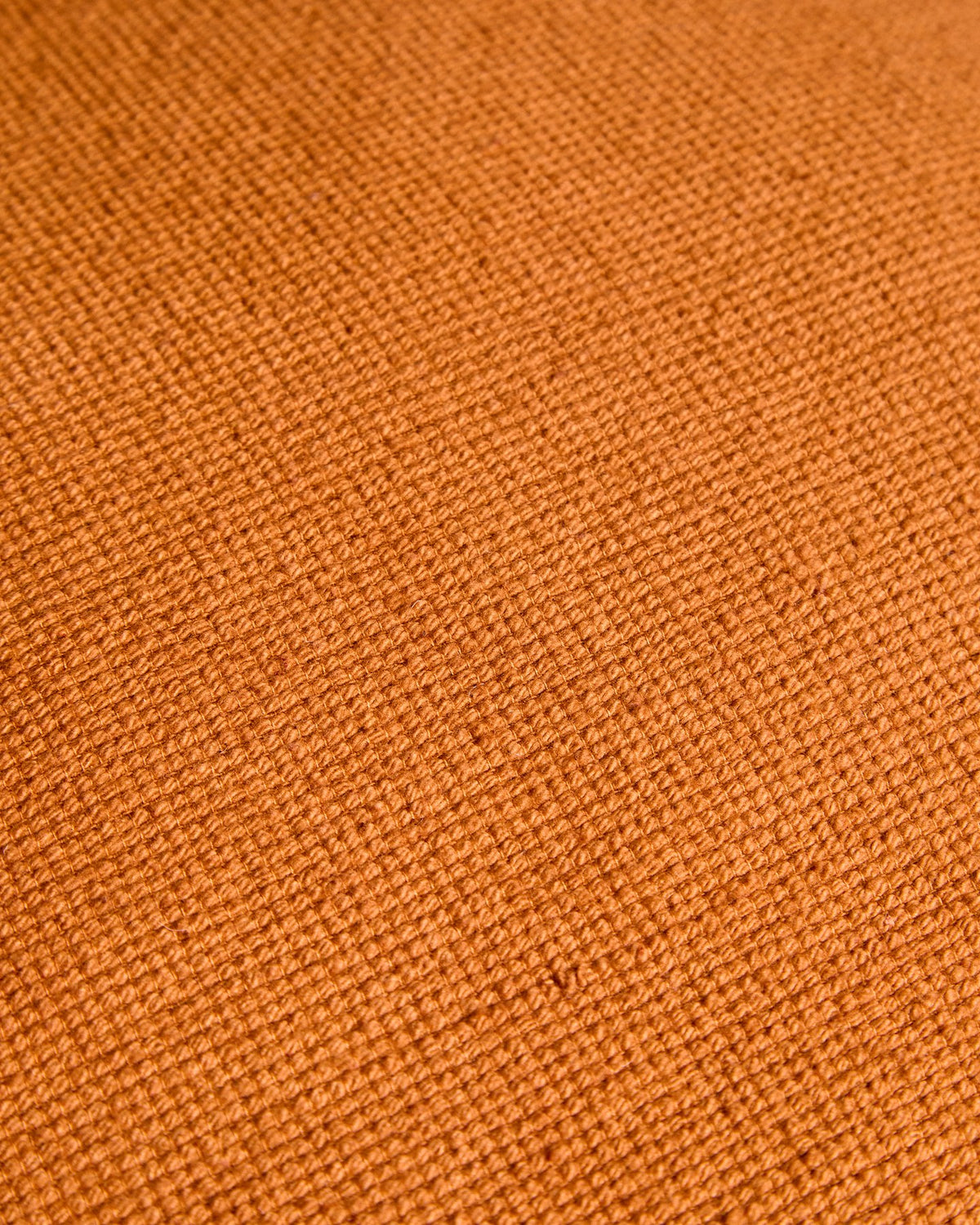 Kissenbezug Lunor aus 100% Baumwolle in Beige mit orangefarbener Paspelstickerei, quadratische Form, 45 x 45 cm, handgefertigt.