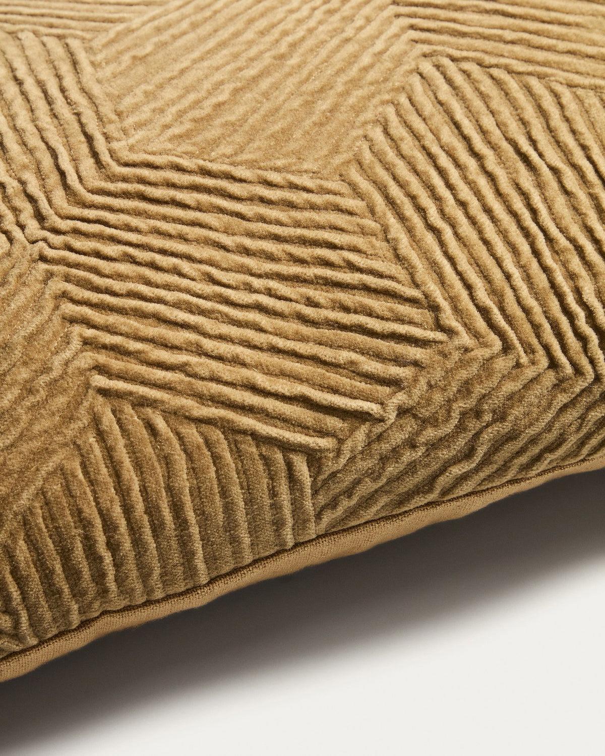 Kissenbezug Morine aus Samt in Beige mit handbestickter geometrischer Vorderseite, quadratische Form, 50 x 50 cm, von Kave Home.