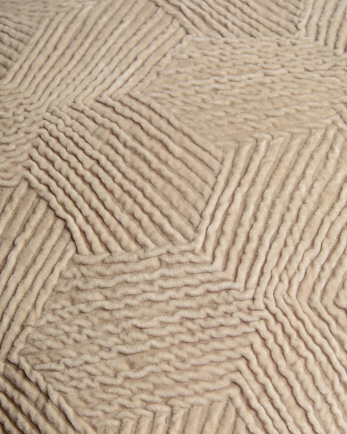 Kissenbezug Morine aus Samt in Beige mit gestickter geometrischer Vorderseite, quadratische Form, Grösse 50 x 50 cm.