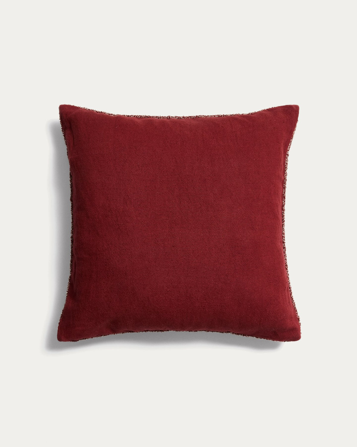 Quadratischer Kissenbezug Olinan aus Bouclé-Melange-Stoff in Granatrot, 100% Baumwolle, Grösse 50 x 50 cm, von Kave Home.