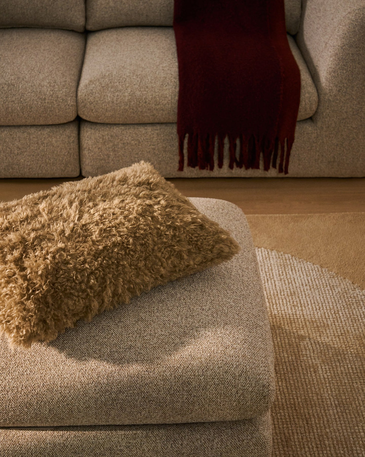 Beige Kissenbezug Seruva aus Kunstfell mit Locken-Optik, 40 x 60 cm, Material Polyester, flauschige Oberfläche, Gartenkissen-Kategorie.