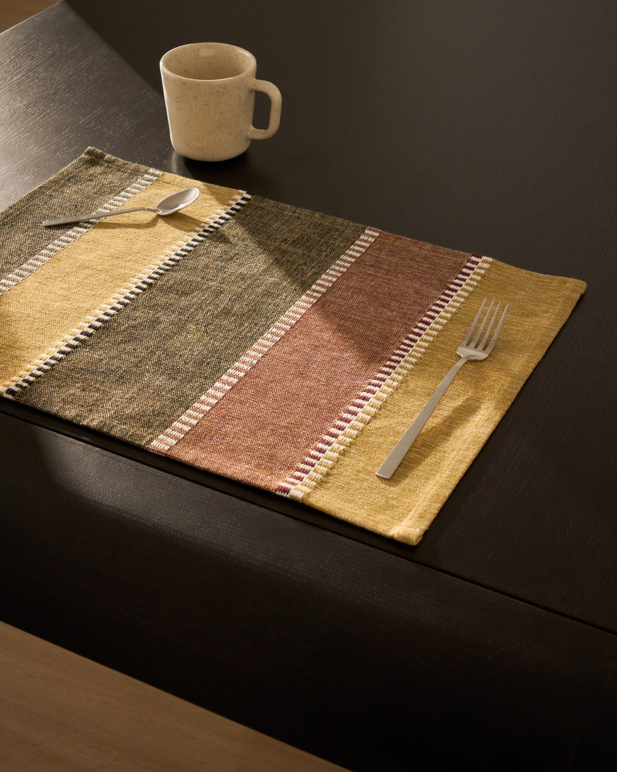 Zwei rechteckige Tischsets aus Baumwolle in Senfgelb mit mehrfarbigem Streifenmuster, Grösse 35 x 50 cm, von Kave Home.