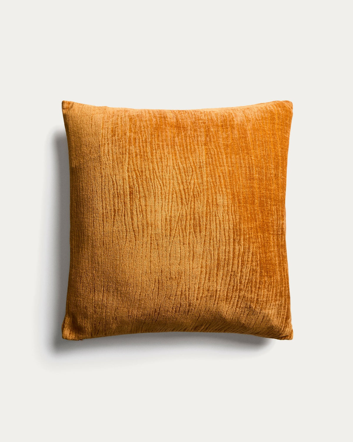 Orangefarbener Kissenbezug Vori aus 100% Baumwolle mit sichtbarer Faltenoptik und weicher Oberfläche, Grösse 50 x 50 cm.