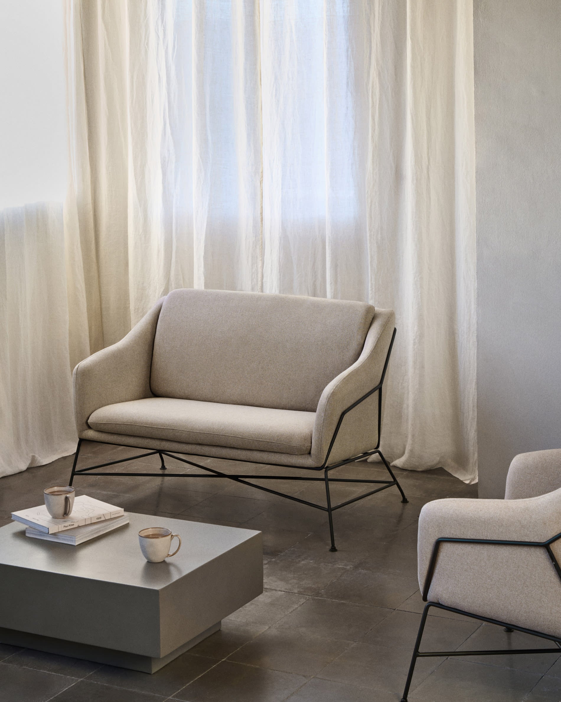 Der Mahina Vorhang in Beige von Kave Home vereint zeitlose Eleganz mit funktionalem Design, ideal für stilvolle Wohnräume.