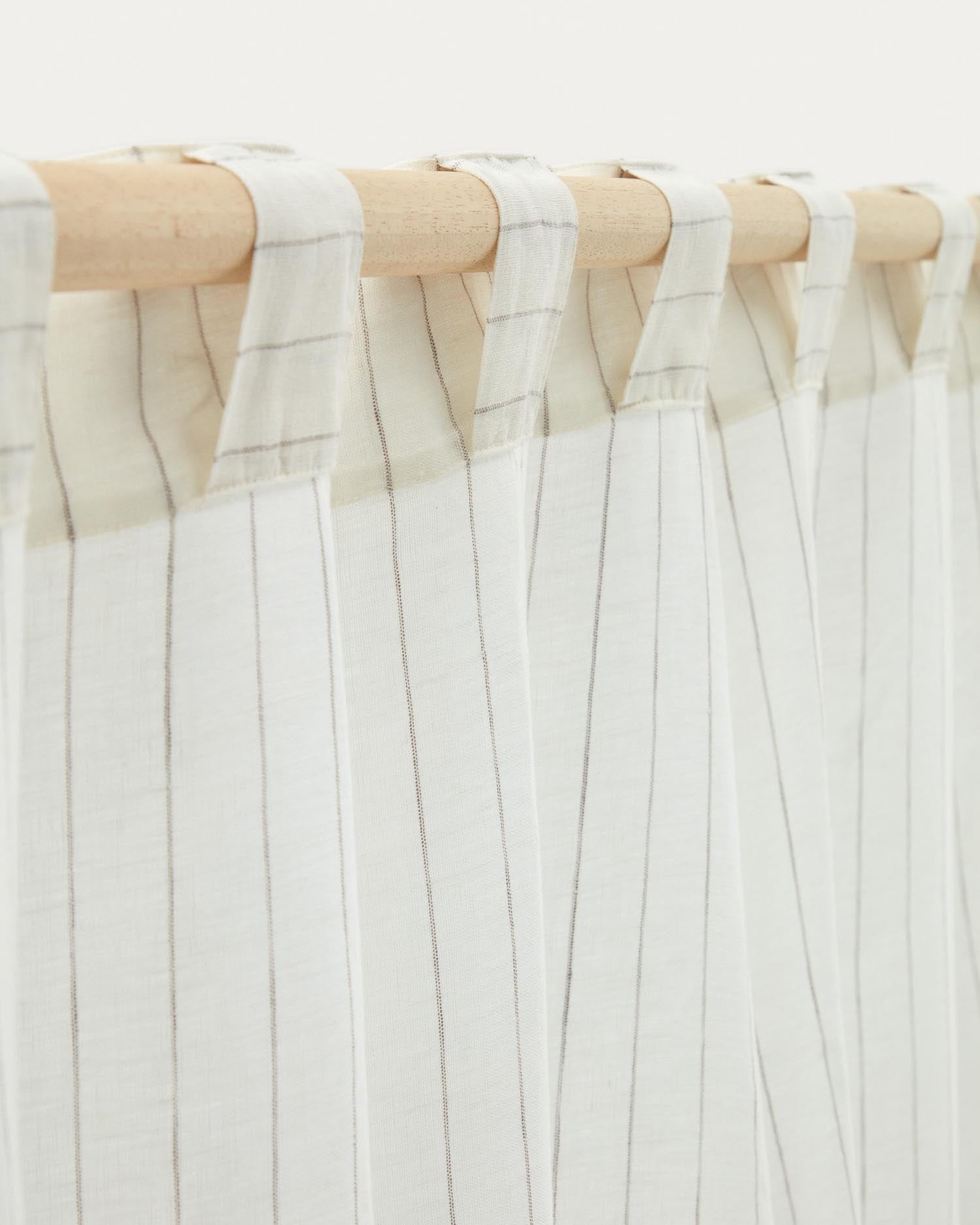 Entdecken Sie den Vorhang Adra von Kave Home: Elegante Kombination aus Leinen und Baumwolle, 140 x 270 cm, mit zeitloser Stickerei und Streifen.