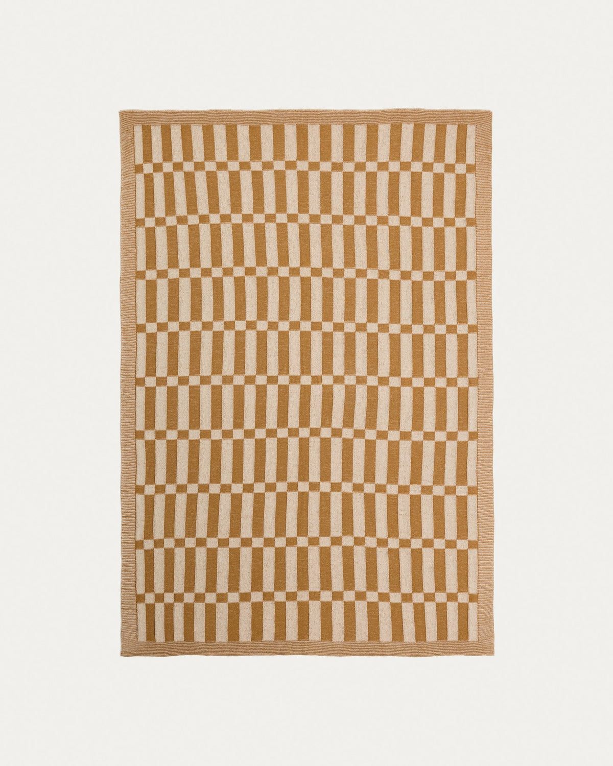 Mehrfarbige Wolldecke Nadina aus 100% Baumwolle in Elfenbein und Grün, Grösse 130 x 170 cm, auf einer Oberfläche ausgebreitet.