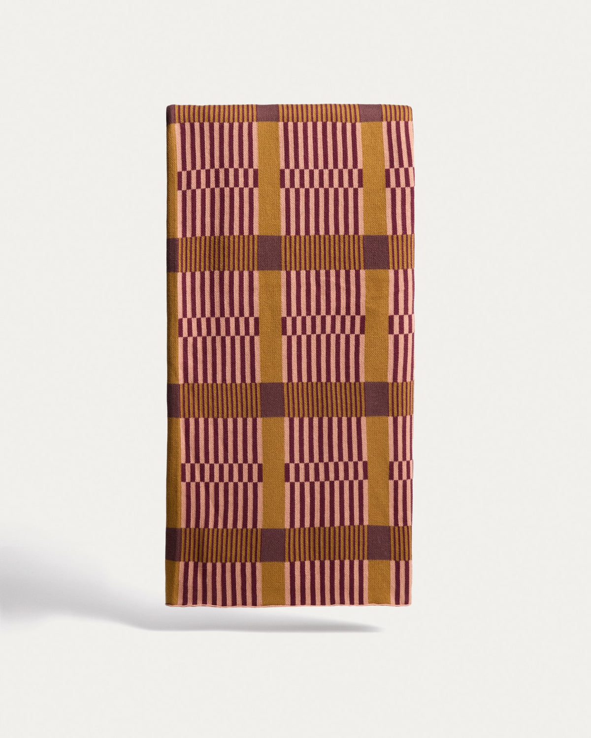 Mehrfarbige Wolldecke Ately aus 100% Baumwolle, Jacquard-Strick, wendbar, Grösse 130 x 170 cm, von Kave Home.