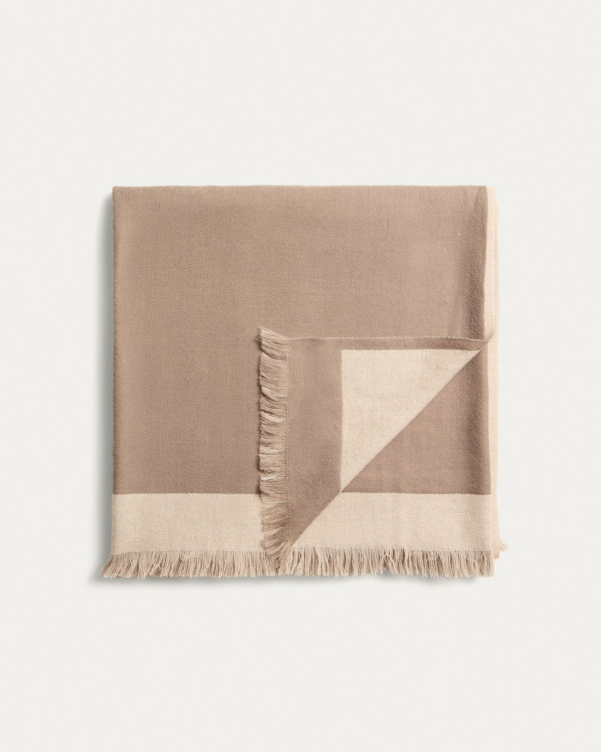 Wendbare Wolldecke Orlet in Grau und Beige aus 100% Wolle, rechteckige Form mit Fransen an den Rändern, Grösse 130x170 cm.