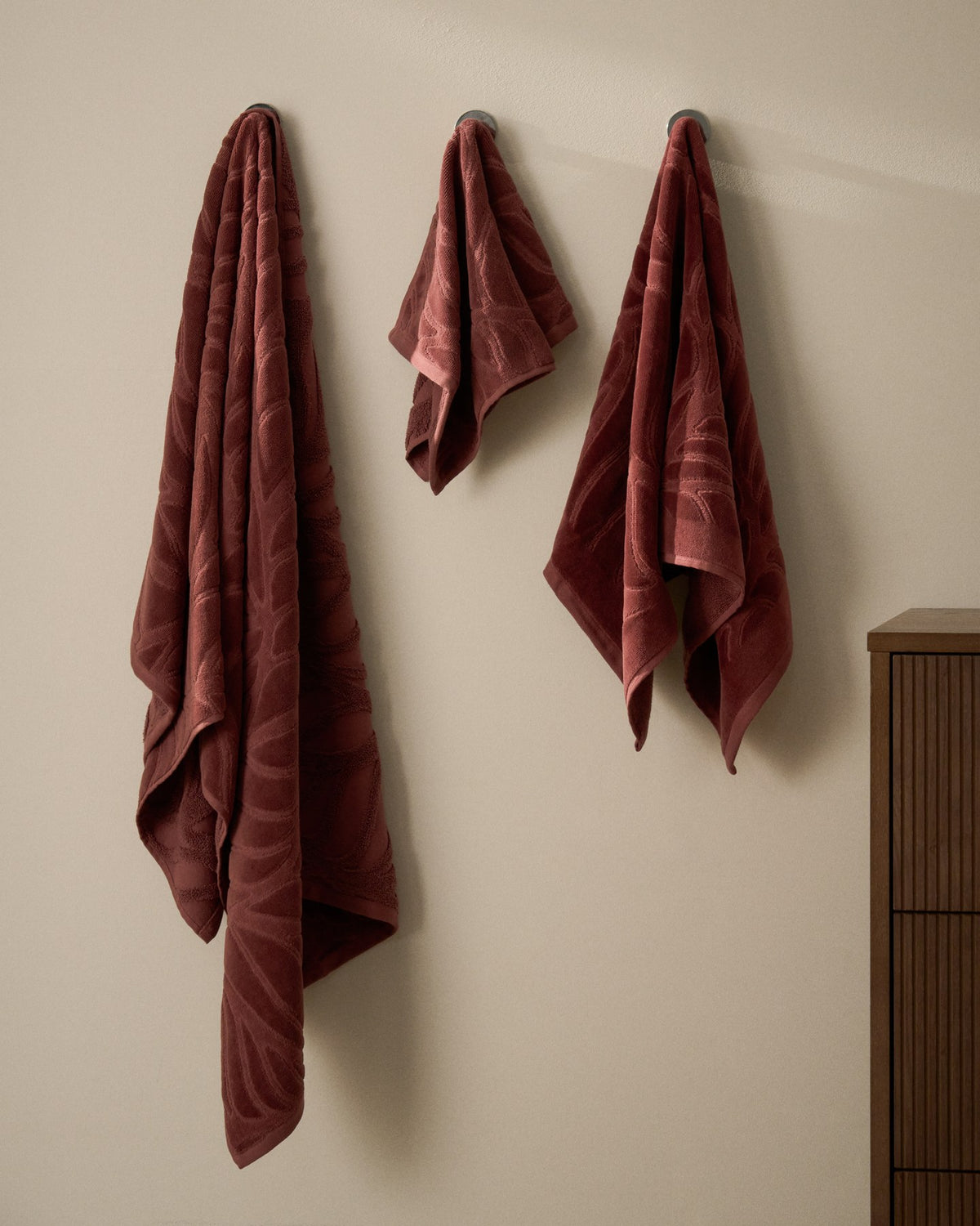 Weinrotes Toilettenhandtuch aus 100% Baumwolle mit Jacquard-Muster und samtiger Oberfläche, Format 30 x 50 cm.