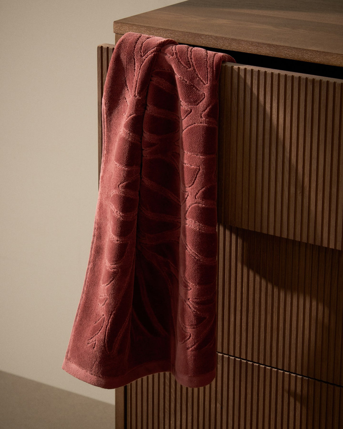 Weinrotes Handtuch aus 100 % Baumwolle mit Jacquard-Muster und samtiger Oberfläche, rechteckige Form, Grösse 50 x 90 cm, Marke Kave Home.