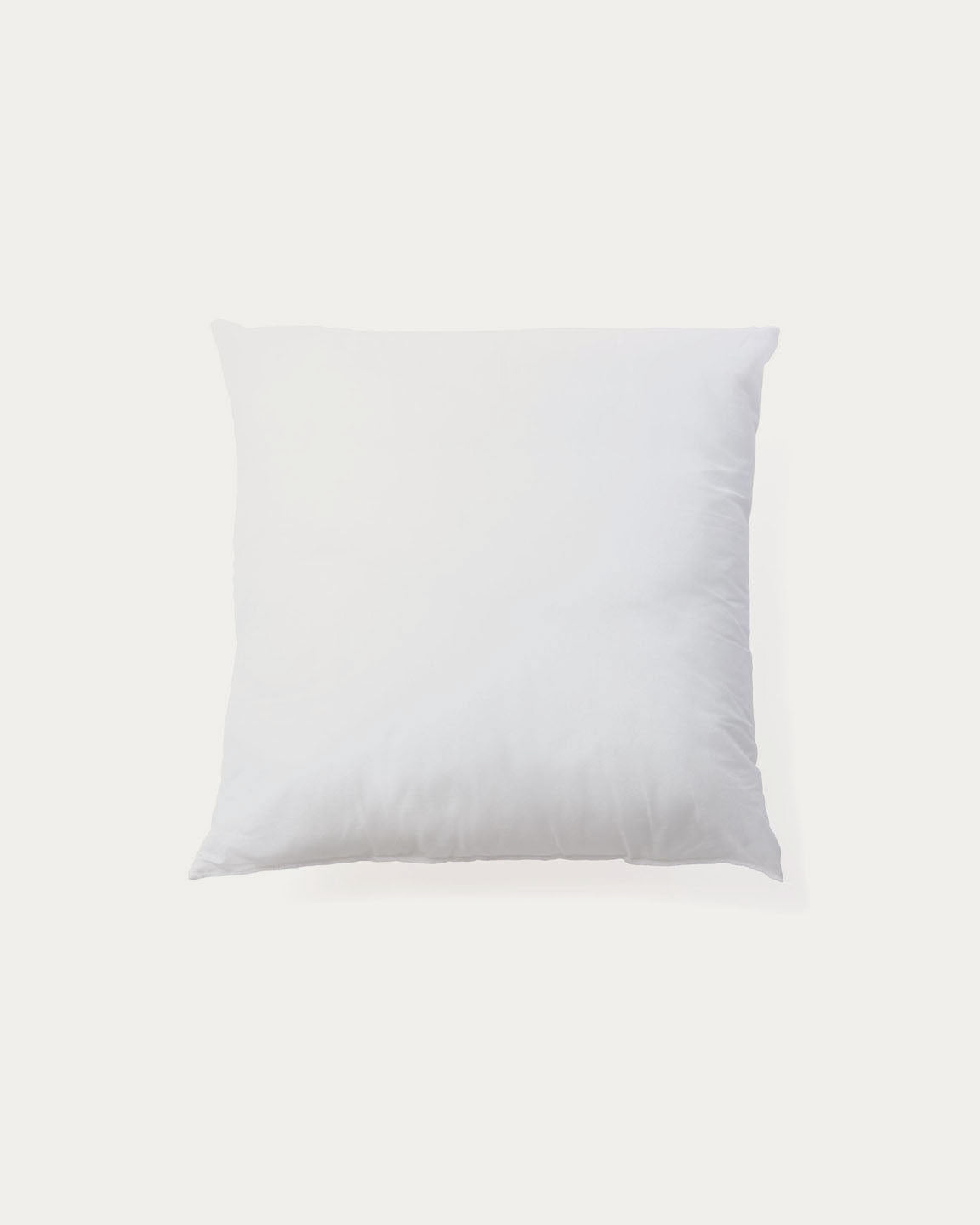 Kissenfüllung Nubu aus recycelter Mikrofaser mit Gel-Effekt 45 x 45 cm, hergestellt in Spanien in Weiss präsentiert im Onlineshop von KAQTU Design AG. Kissenfüllung ist von Kave Home